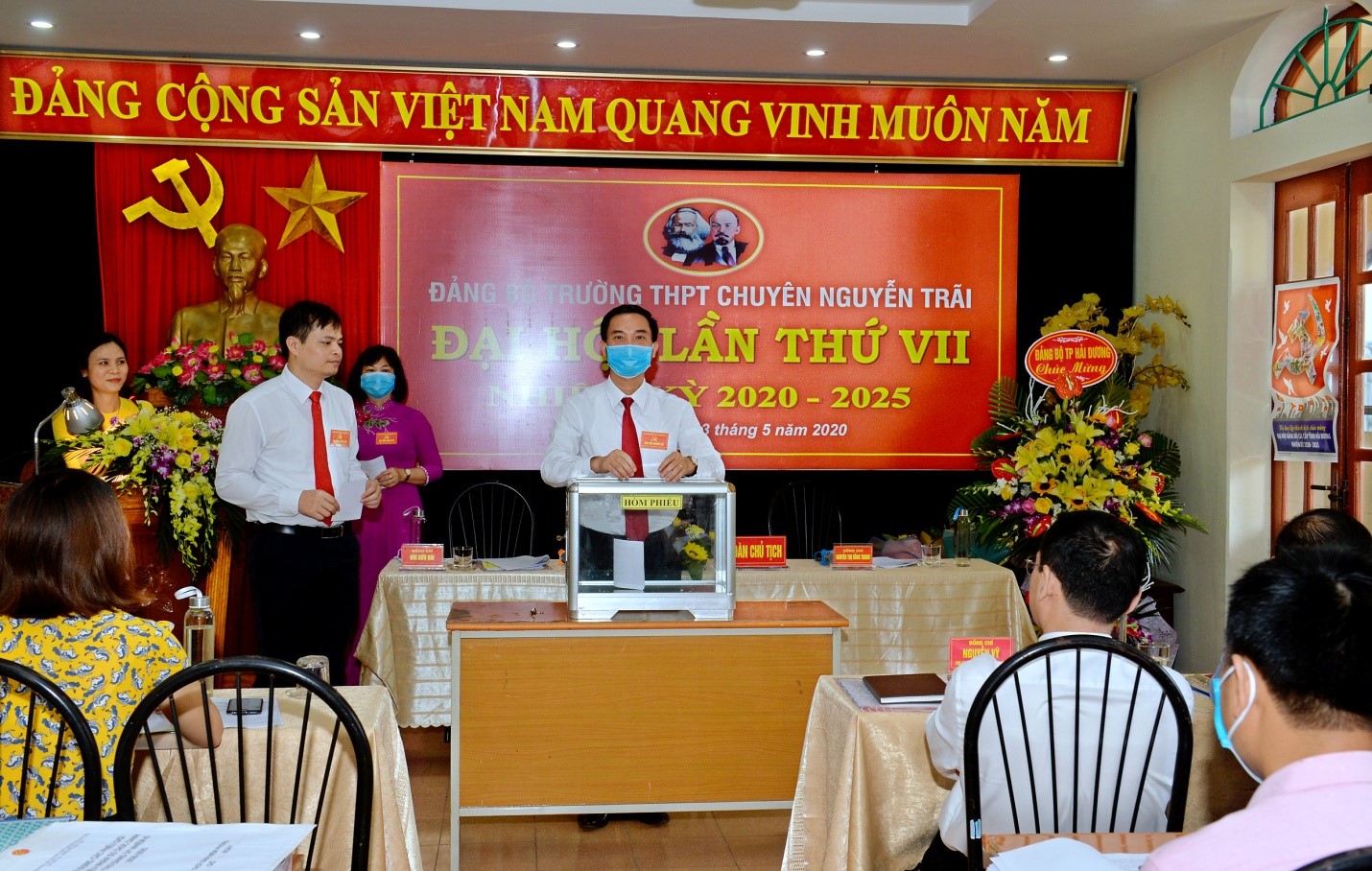 Các đồng chí trong Đoàn Chủ tịch bỏ phiếu bầu cử